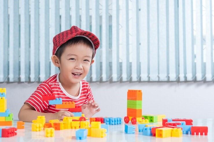 Trẻ chơi lego, xếp hình, Rubik
